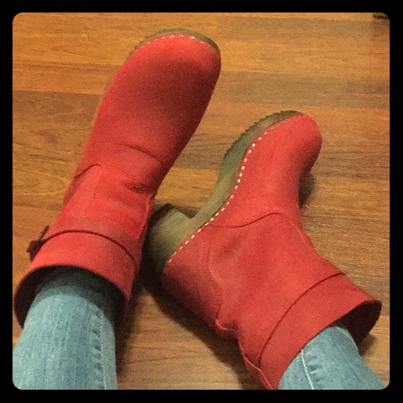 red clog boots